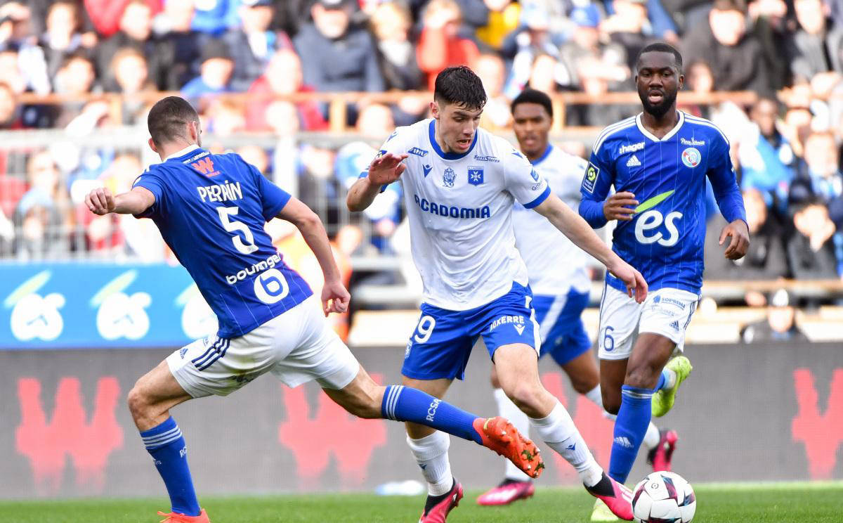 阿尔希拉尔严阵以待,防守端力求零封对手 阿尔希拉尔严阵以待,防守端力求零封对手