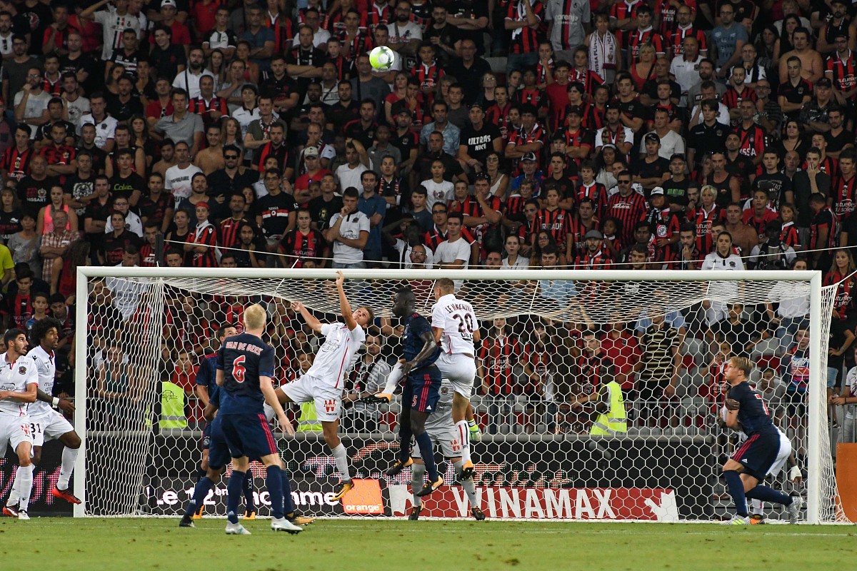 星空体育登录-欧冠赛场强队实力碰撞，赛程过半球迷关注度飙升的简单介绍