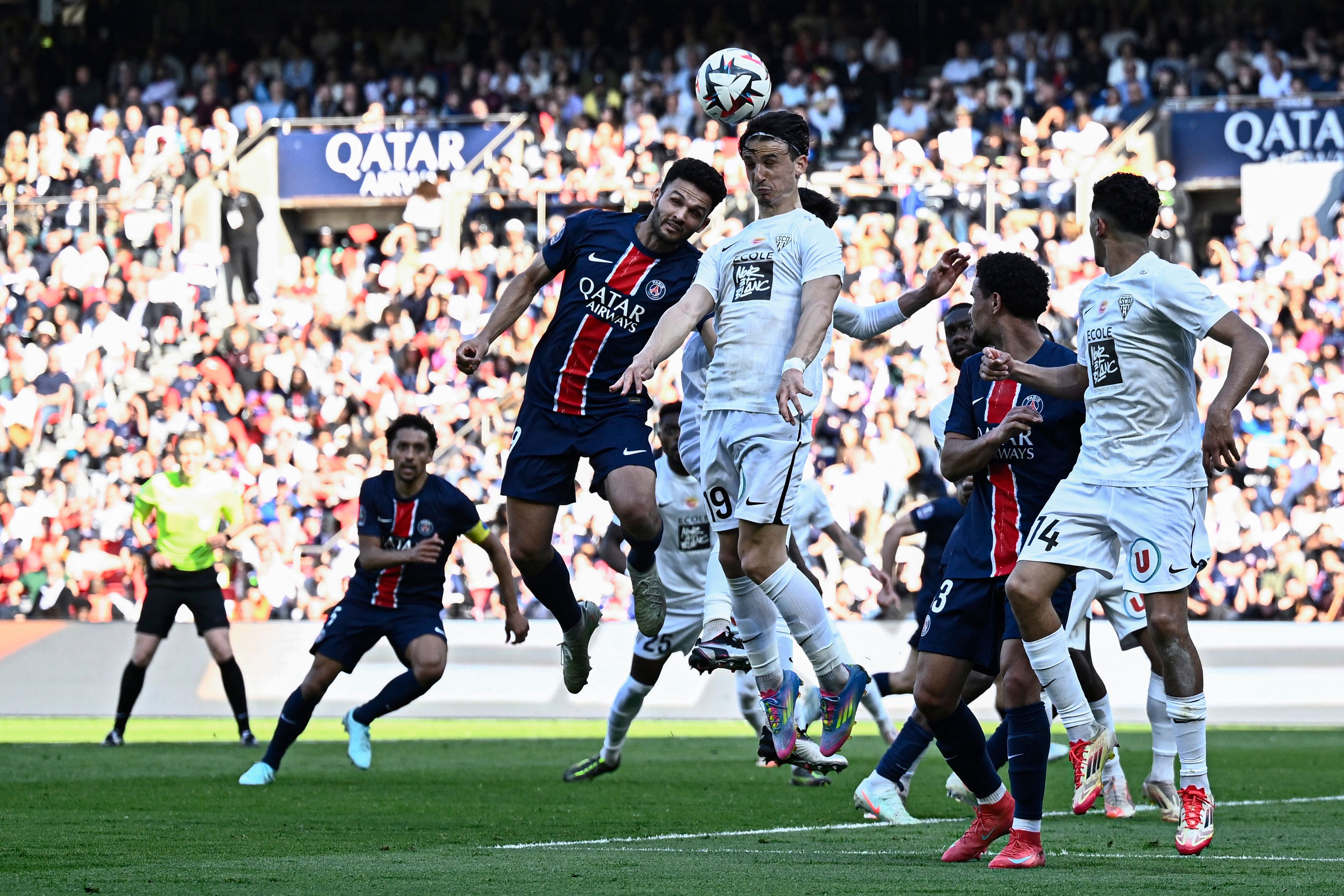 巴黎圣日耳曼大胜，轻松跻身淘汰赛的简单介绍