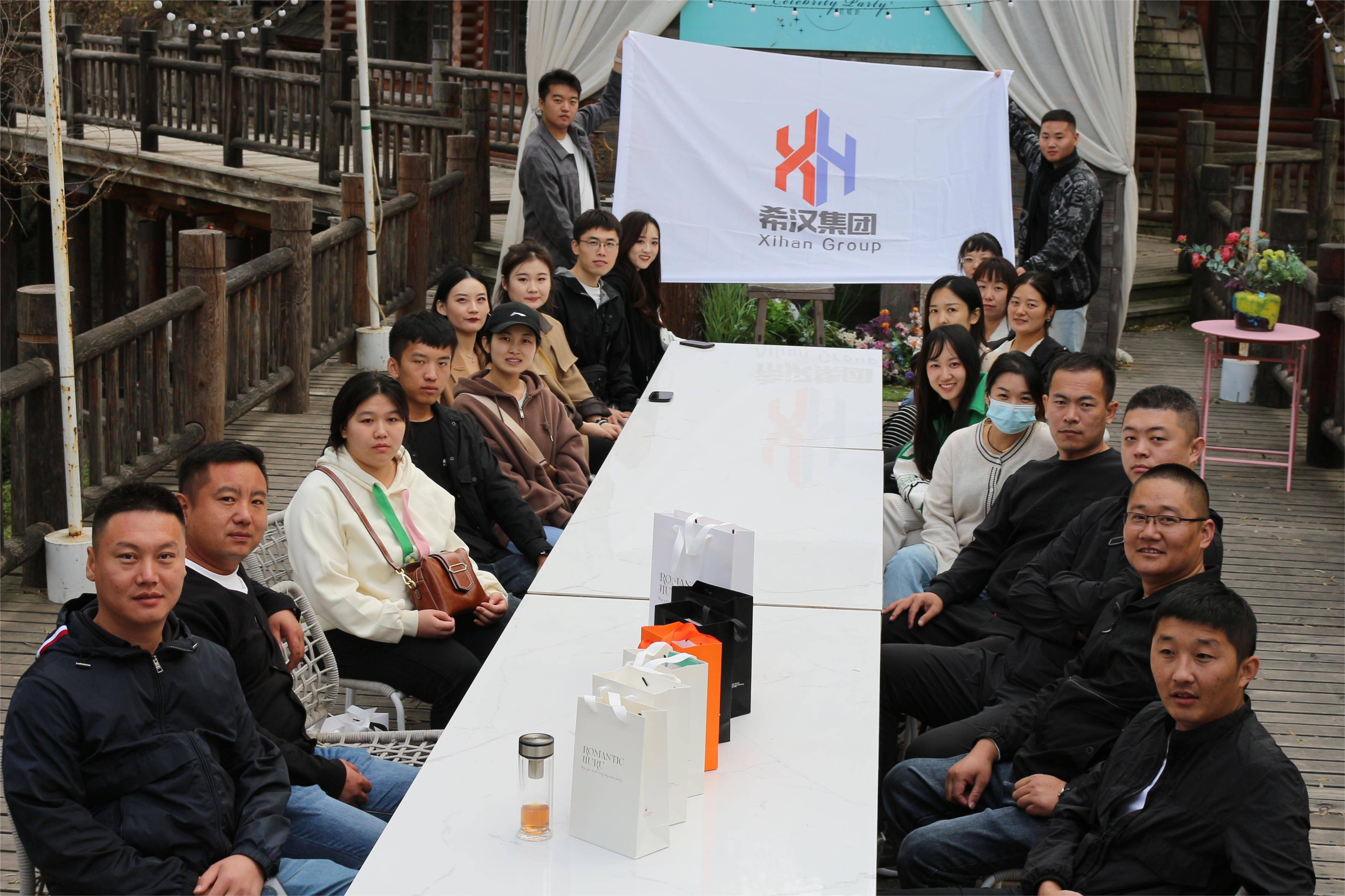 获胜团队表现优秀,赢得掌声连连,士气高昂 获胜团队表现优秀,赢得掌声连连,士气高昂