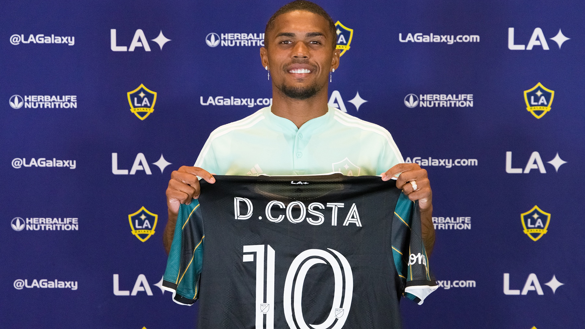 星空体育电竞-马赛新援亮相，后防线补充名额加固士气的简单介绍