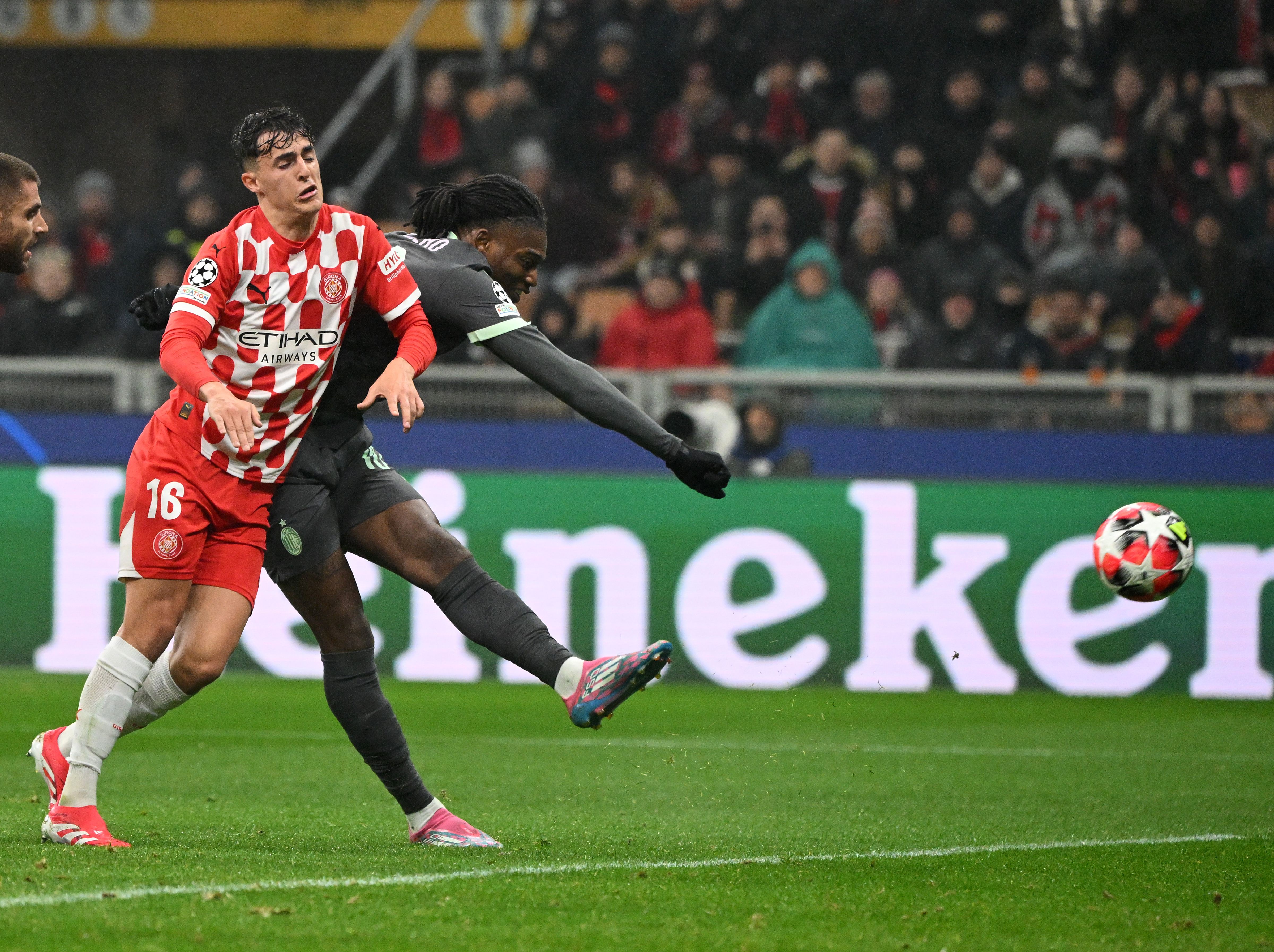 AC米兰中场成功助攻,帮助球队追平 AC米兰中场成功助攻,帮助球队追平