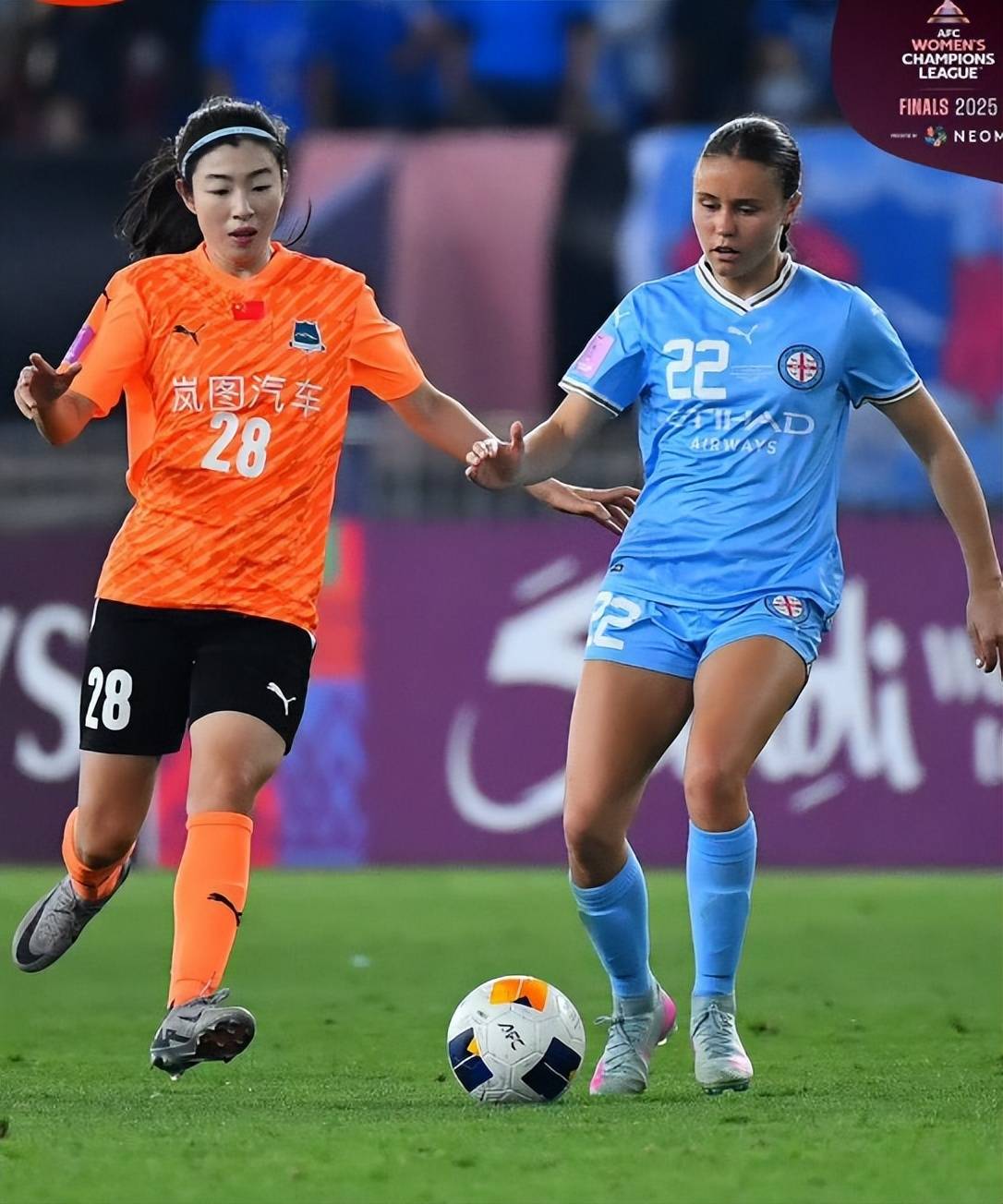 包含中国女子足球队再次在比赛中占据上风的词条