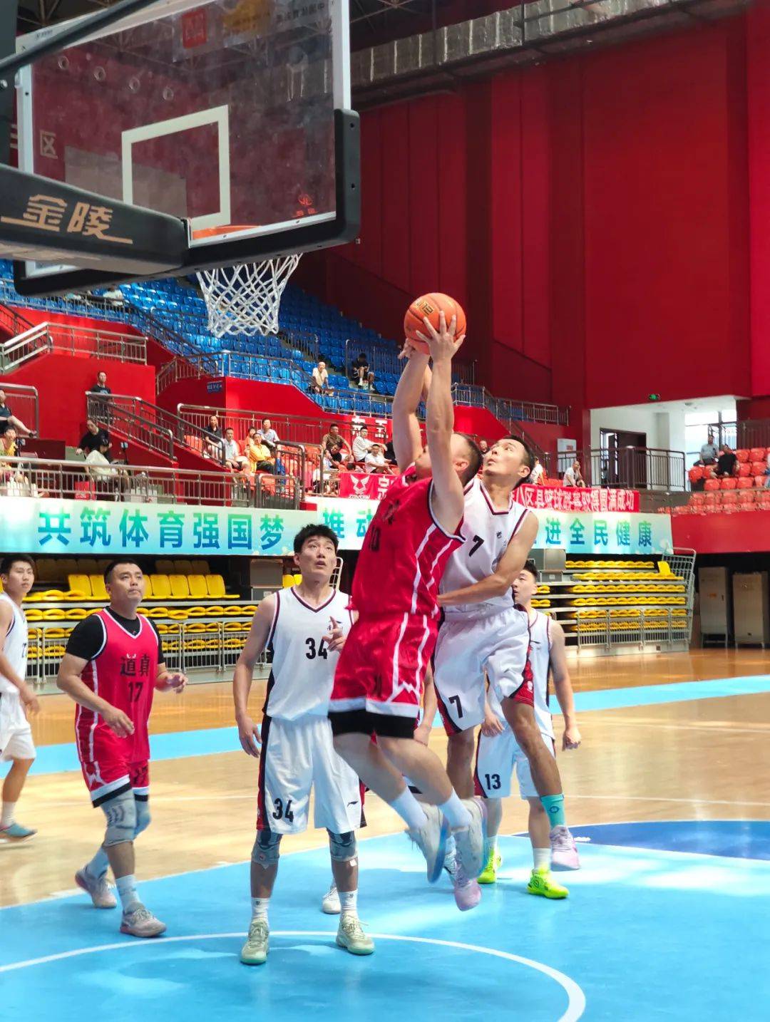 星空体育下载-顶级篮球职业联赛再度上演精彩对决，观赏性极佳的简单介绍