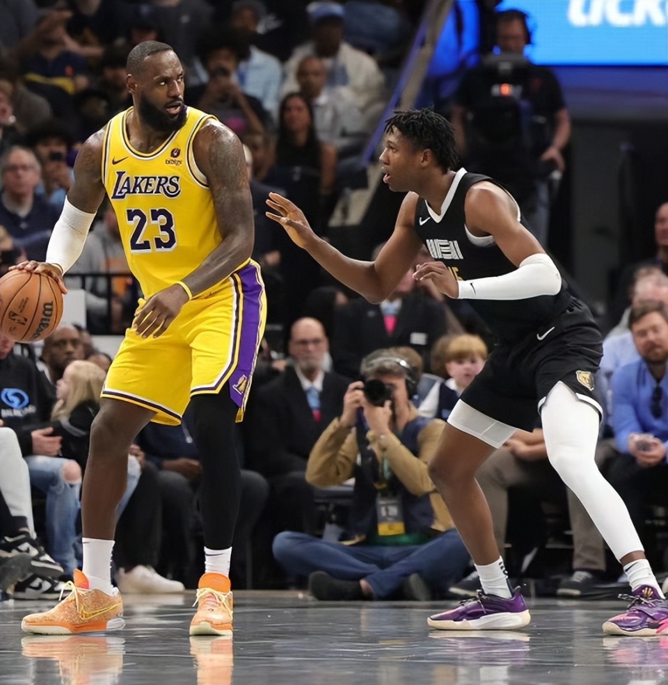 湖人队继续压制对手,豪取连胜 湖人队继续压制对手,豪取连胜