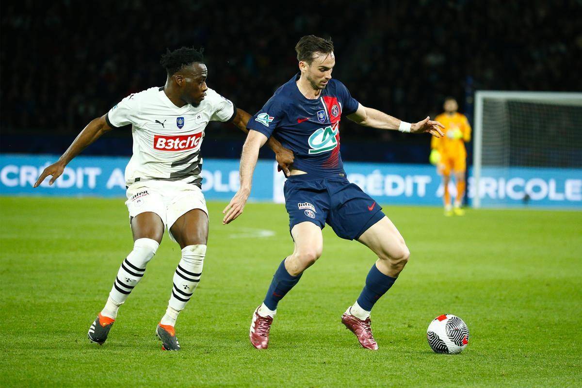 雷恩球员集体训练,备战下一场比赛 雷恩球员集体训练,备战下一场比赛