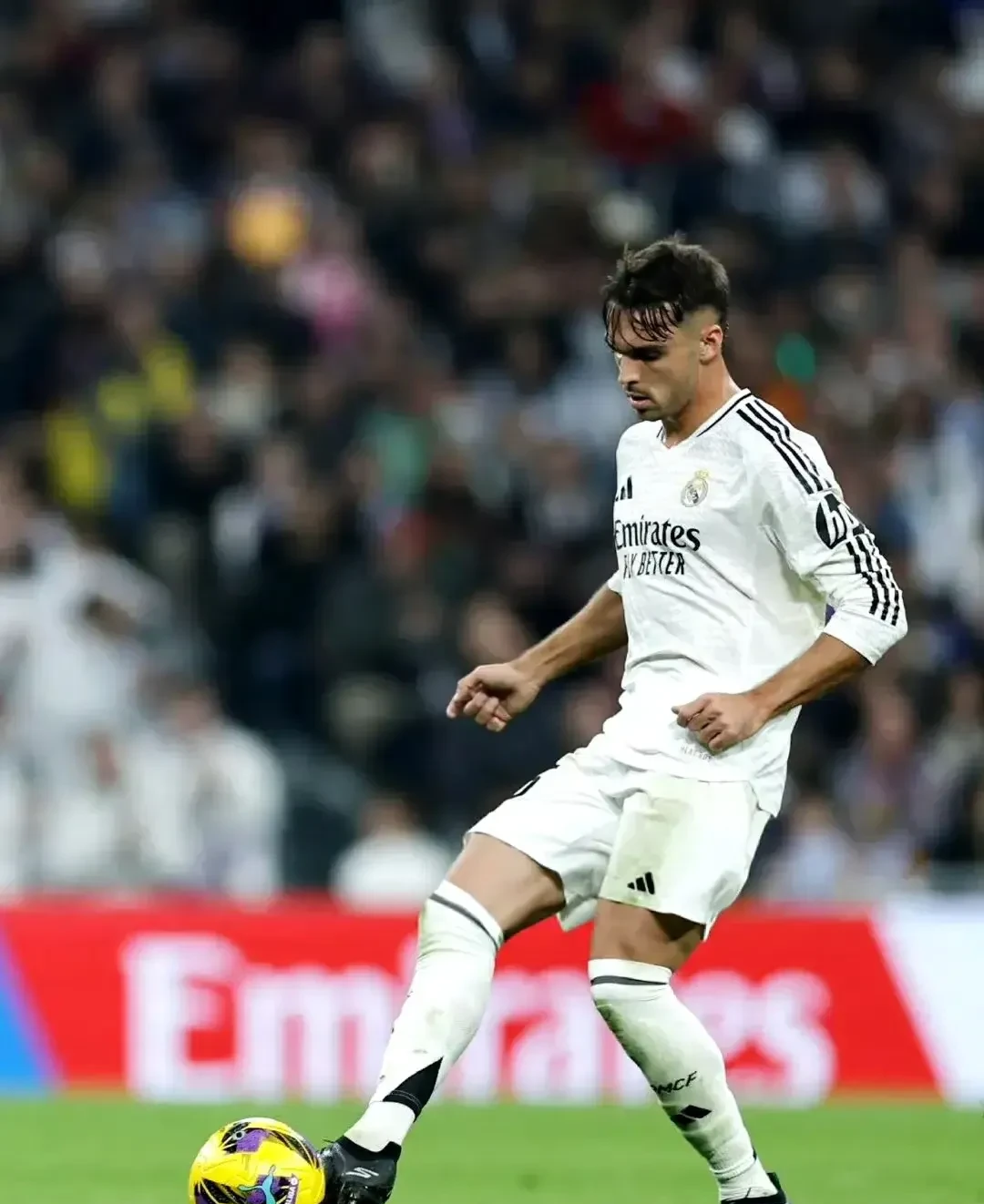 包含阿贾克斯防守稳固，客场逼平皇马晋级的词条