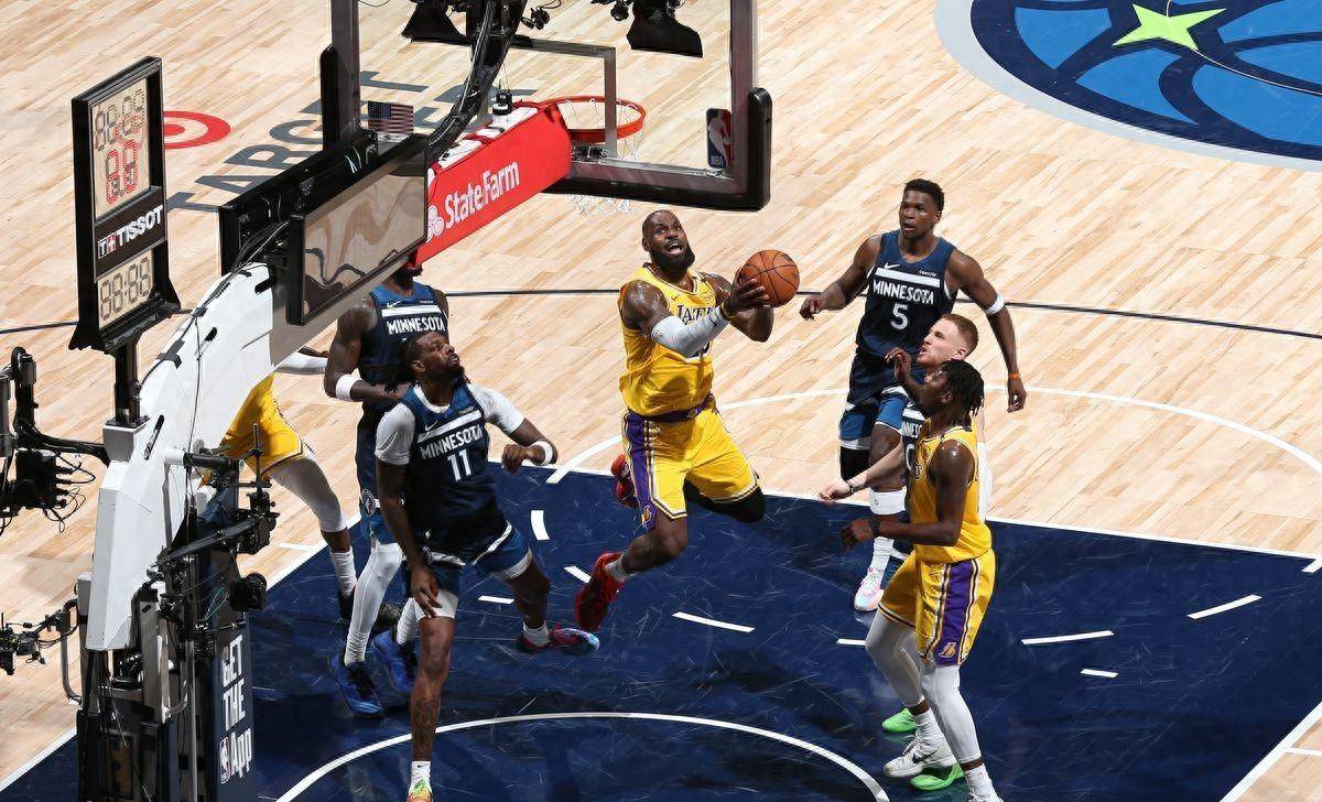 湖人再次战胜骑士,取得季后赛希望 湖人再次战胜骑士,取得季后赛希望