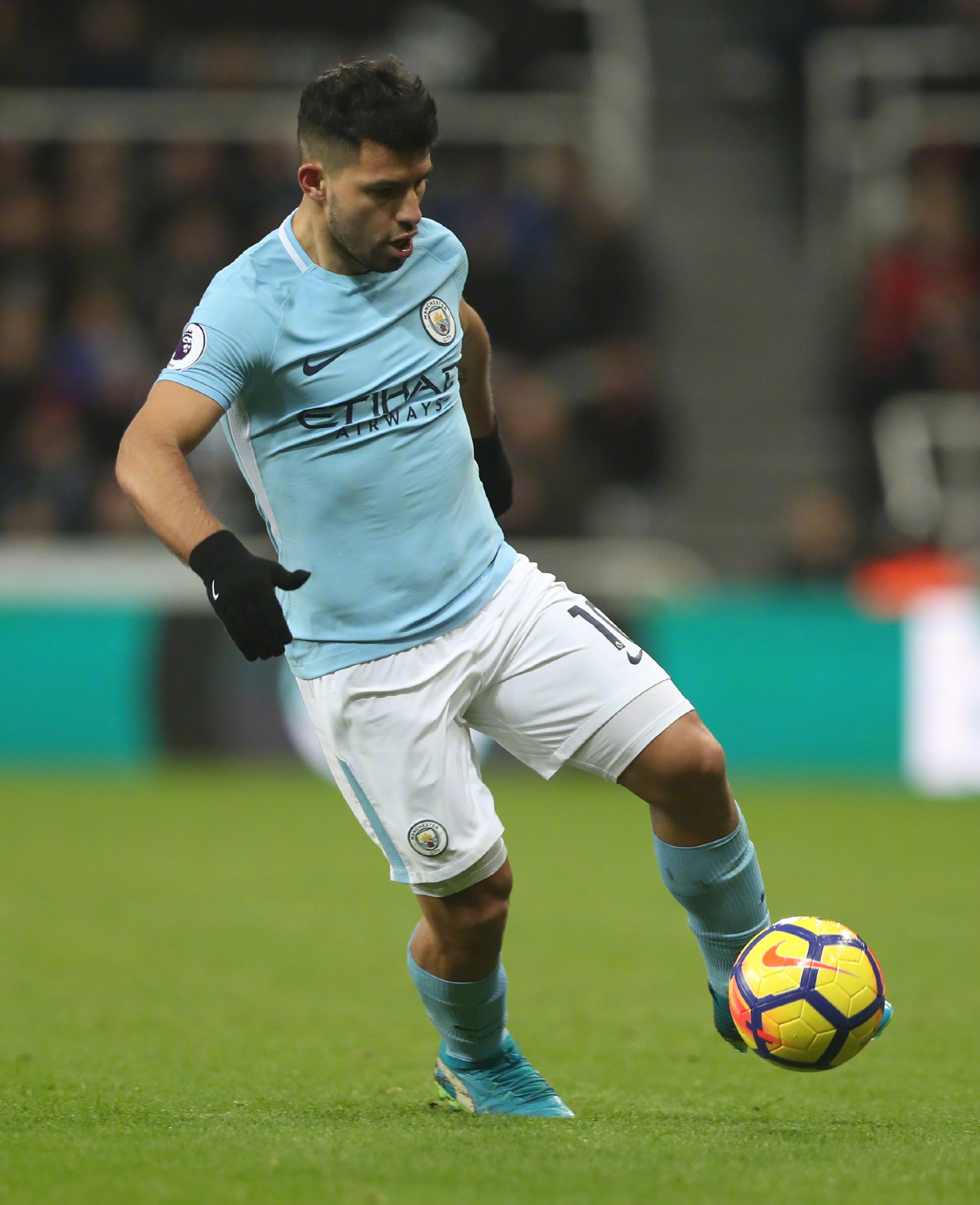 包含阿圭罗庆祝300场曼城出场，球队精彩胜利击败对手的词条