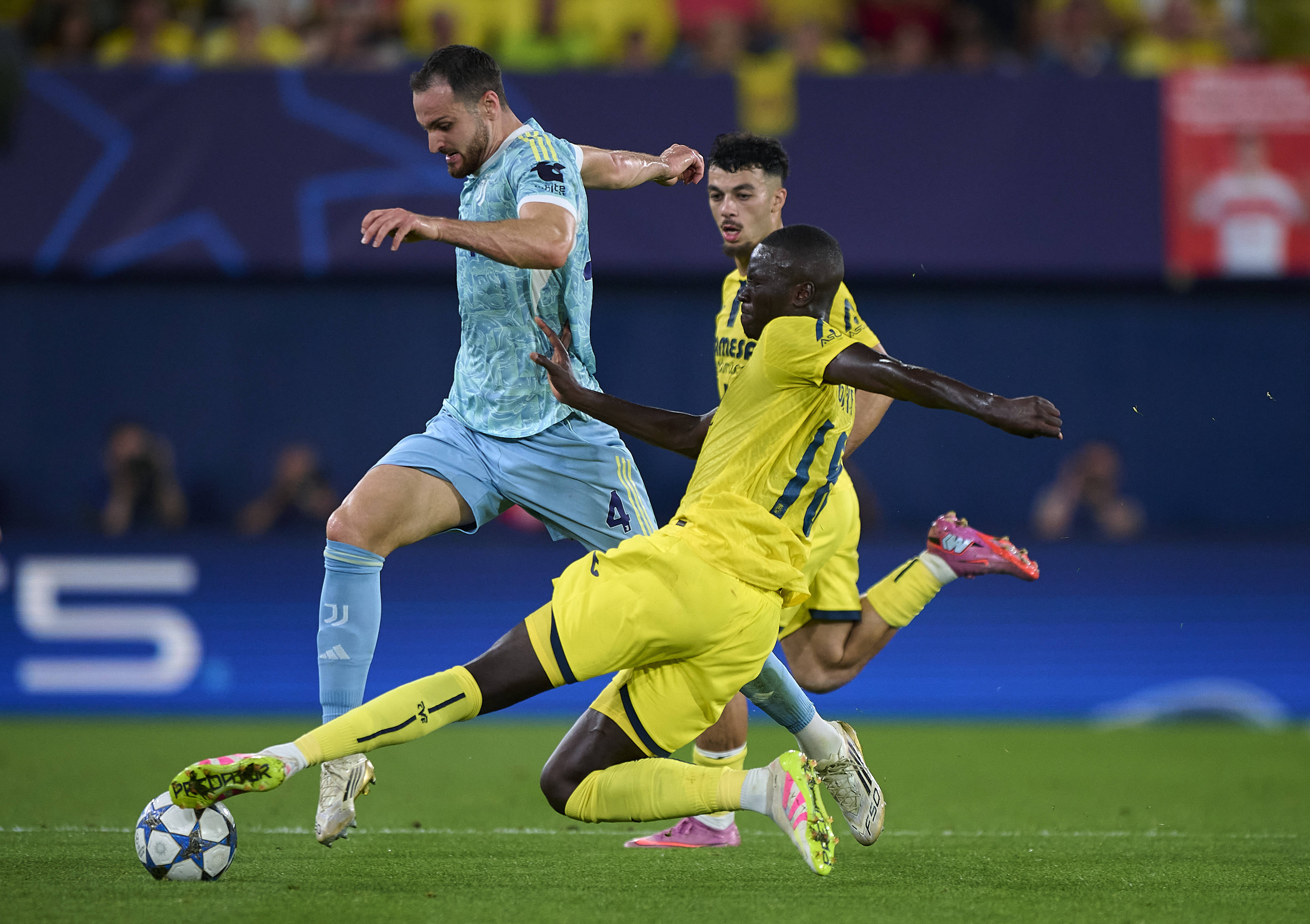 星空体育视频-比利亚雷亚尔队球员屹立不倒