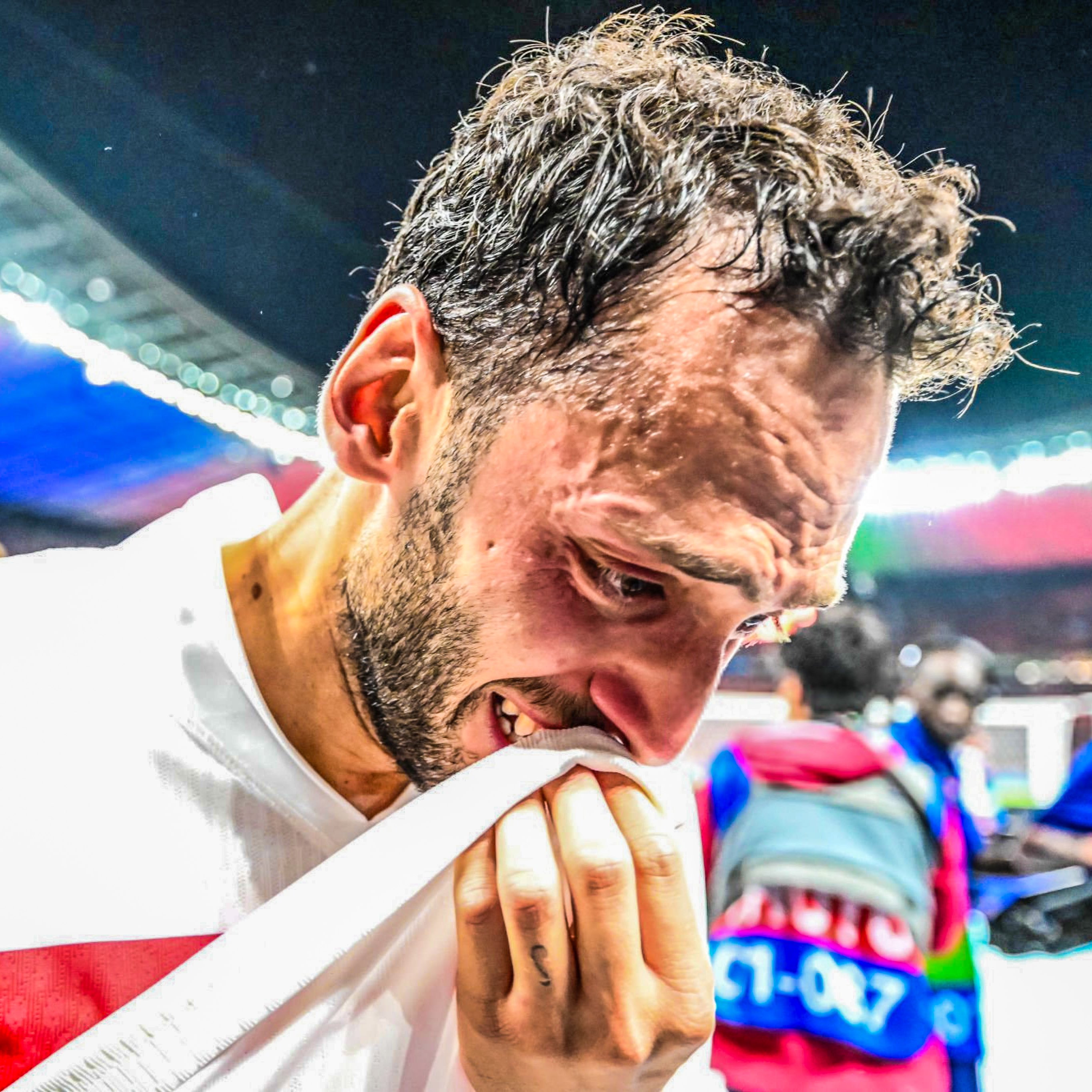 关于足球场上发生惊险一幕,球迷为之捏一把汗的信息 关于足球场上发生惊险一幕,球迷为之捏一把汗的信息